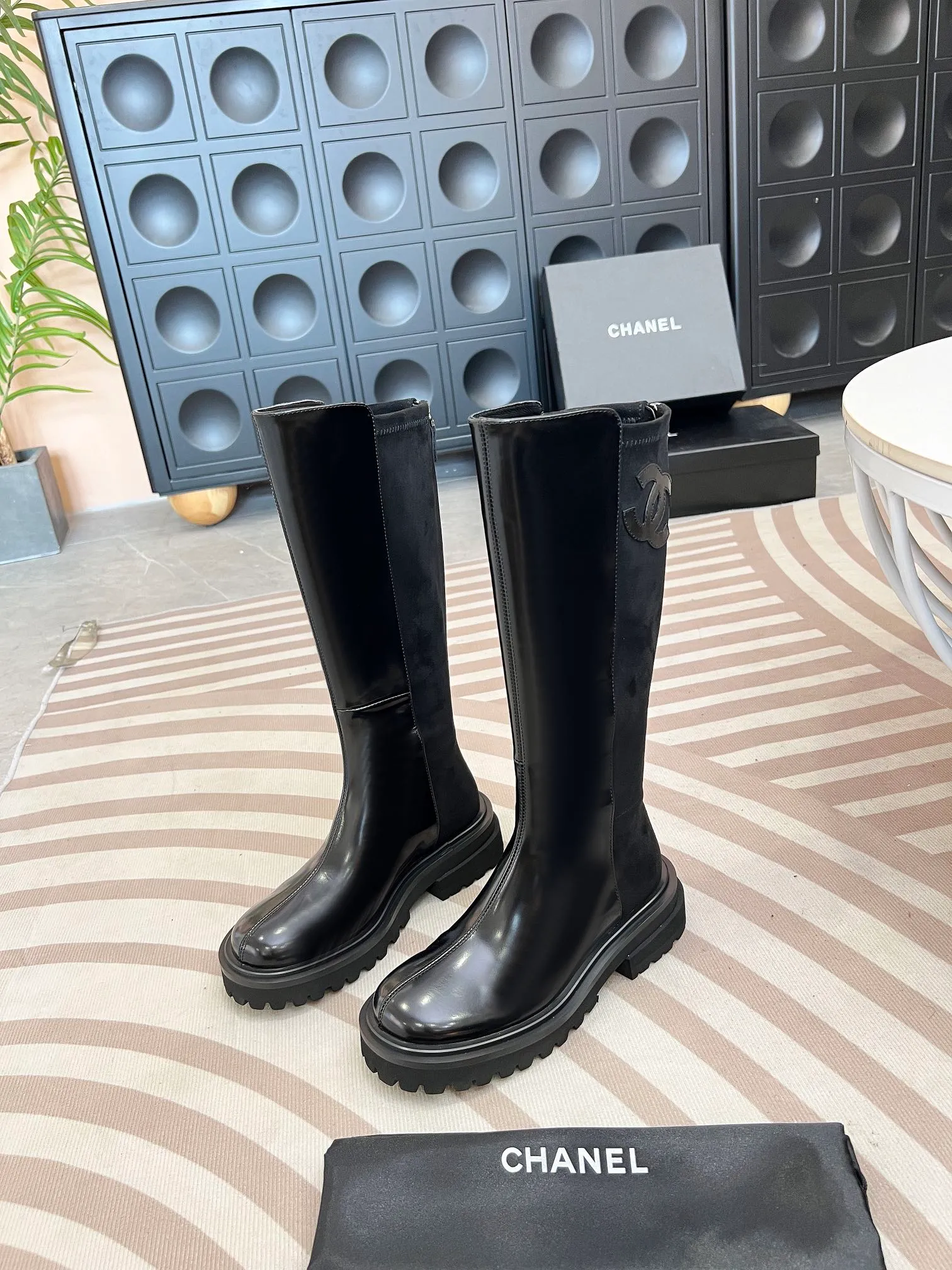 👟👟Ex-factory price 720👟👟 CHANEL* new autumn and winter style. These letter knight boots are really a representative of handsome fashion. The double C electro-embroidered logo on the boot tube is low-key yet luxurious! Simple, fashionable, individual and grand! The natural and smooth beauty has a beauty that amazes the time. You should also show off your long legs in winter ~ Upper: calfskin/open edge beads Inner: sheepskin lining Size: 35-41​
